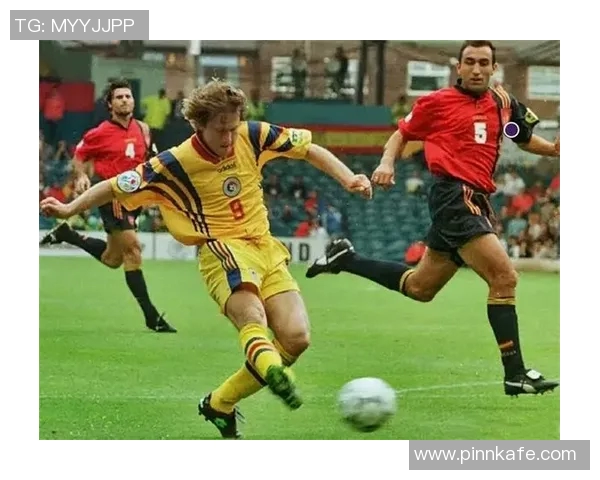 足球巨星与子女同场竞技父爱传承与运动天赋的完美融合